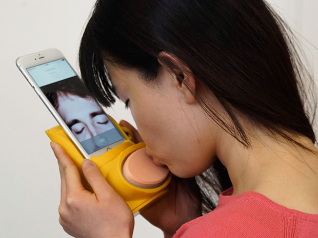 ‘Kissenger’ robotic kiss transmitter lets you smooch a loved one from afar